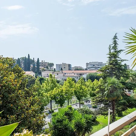 Flat With Swimming Pool Close To The Sea Apartman *